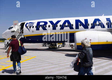 Krakau, Polen. 13. Juni, 2019. Passagiere gesehen boarding Ryanair Boeing 737-800 Flugzeuge an der Krakauer John Paul II International Airport. Credit: Omar Marques/SOPA Images/ZUMA Draht/Alamy leben Nachrichten Stockfoto