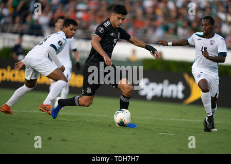 Los Angeles, USA. 15 Juni, 2019. Raul Jimenez (C) der Mexiko bricht durch während der 2019 Verband der Nord, Mittelamerika und Karibik Association Football (CONCACAF) Gold Cup zwischen Mexiko und Kuba in Pasadena, Los Angeles, USA, 15. Juni 2019. Credit: Qian Weizhong/Xinhua/Alamy leben Nachrichten Stockfoto