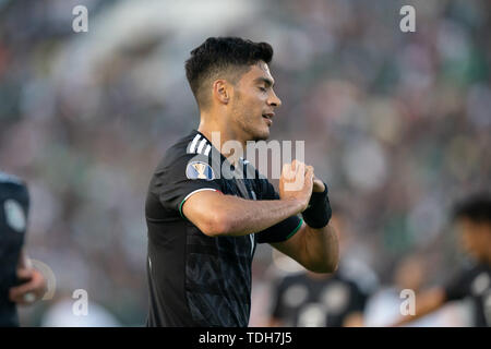 Los Angeles, USA. 15 Juni, 2019. Raul Jimenez von Mexiko feiert zählen während der 2019 Verband der Nord, Mittelamerika und Karibik Association Football (CONCACAF) Gold Cup zwischen Mexiko und Kuba in Pasadena, Los Angeles, USA, 15. Juni 2019. Credit: Qian Weizhong/Xinhua/Alamy leben Nachrichten Stockfoto