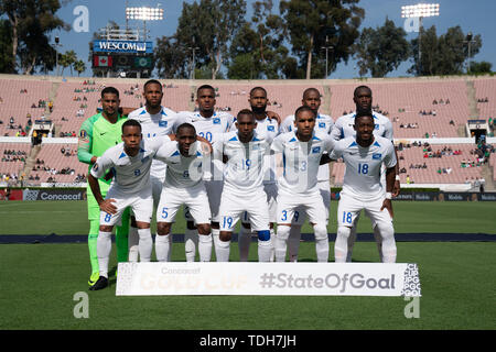 Los Angeles, USA. 15 Juni, 2019. Spieler von Martinique Line up vor dem 2019 Verband der Nord, Mittelamerika und Karibik Association Football (CONCACAF) Gold Cup zwischen Kanada und Martinique im Rose Bowl in Pasadena, Los Angeles, USA, 15. Juni 2019. Credit: Qian Weizhong/Xinhua/Alamy leben Nachrichten Stockfoto