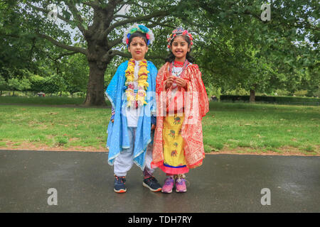 London, Großbritannien. 16. Juni 2019. Chatanya Sharma im Alter von 7(R) gekleidet, wie Radha und Krishna Sharma im Alter von 5 (L) für die die Rathayatra, auch bekannt als die Wagen festival Prozession, die durch London dauert und es sich dabei um bewegliche Gottheiten Jagannath (Vishnu Avatar), Balabhadra (sein Bruder), Subhadra (seine Schwester) und Sudarshana Chakra (seine Waffe) auf einem ratha auf einem Seil Credit gezogen: Amer ghazzal/Alamy Leben Nachrichten gekleidet Stockfoto