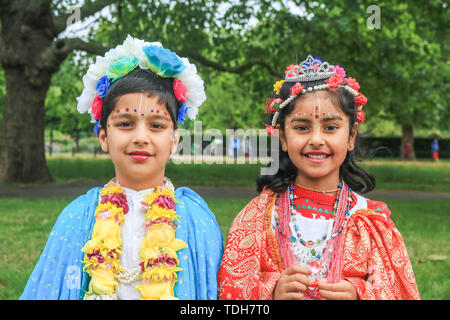 London, Großbritannien. 16. Juni 2019. Chatanya Sharma im Alter von 7(R) gekleidet, wie Radha und Krishna Sharma im Alter von 5 (L) für die die Rathayatra, auch bekannt als die Wagen festival Prozession, die durch London dauert und es sich dabei um bewegliche Gottheiten Jagannath (Vishnu Avatar), Balabhadra (sein Bruder), Subhadra (seine Schwester) und Sudarshana Chakra (seine Waffe) auf einem ratha auf einem Seil Credit gezogen: Amer ghazzal/Alamy Leben Nachrichten gekleidet Stockfoto