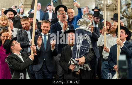 Dresden, Deutschland. 16 Juni, 2019. Rabbiner Shneor Havlin (M), Michael Kretschmer (CDU, l), Ministerpräsident von Sachsen, und Mitglieder der jüdischen Gemeinschaft tragen die neuen Tora Rolle für Dresden vom Rathaus nach der feierlichen Einweihung. Credit: Robert Michael/dpa-Zentralbild/dpa/Alamy leben Nachrichten Stockfoto