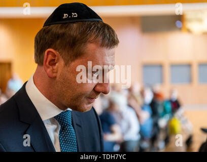 Dresden, Deutschland. 16 Juni, 2019. Michael Kretschmer (CDU), Ministerpräsident von Sachsen, trägt eine Kippa bei der feierlichen Einweihung der neuen Tora Rolle für Dresden in der Stadt Halle. Credit: Robert Michael/dpa-Zentralbild/dpa/Alamy leben Nachrichten Stockfoto