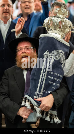 Dresden, Deutschland. 16 Juni, 2019. Rabbiner Shneor Havlin trägt die neue Tora Rolle für Dresden vom Rathaus nach der feierlichen Einweihung. Credit: Robert Michael/dpa-Zentralbild/dpa/Alamy leben Nachrichten Stockfoto