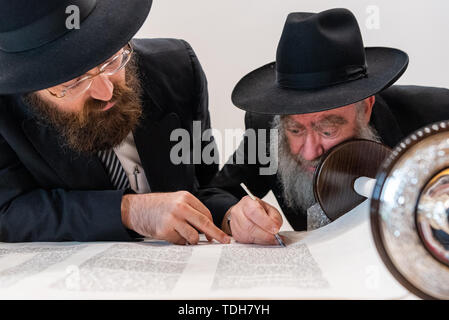 Dresden, Deutschland. 16 Juni, 2019. Elad Cohen (l), Verfasser der neuen Torarolle für Dresden und Rabbi Havlin von Jerusalem schreiben Sie den letzten Buchstaben des unpunctuated hebräischen Text bei der feierlichen Einweihung der blättern Sie in der City Hall. Credit: Robert Michael/dpa-Zentralbild/dpa/Alamy leben Nachrichten Stockfoto