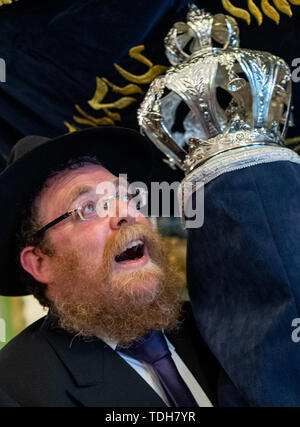 Dresden, Deutschland. 16 Juni, 2019. Rabbiner Shneor Havlin trägt die neue Tora Rolle für Dresden vom Rathaus nach der feierlichen Einweihung. Credit: Robert Michael/dpa-Zentralbild/dpa/Alamy leben Nachrichten Stockfoto