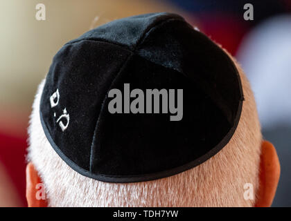 Dresden, Deutschland. 16 Juni, 2019. Ein Teilnehmer der feierlichen Einweihung der neuen Tora roll für Dresden im Rathaus trägt eine Kippa. Credit: Robert Michael/dpa-Zentralbild/dpa/Alamy leben Nachrichten Stockfoto