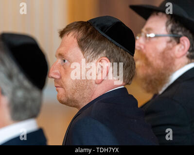 Dresden, Deutschland. 16 Juni, 2019. Michael Kretschmer (CDU), Ministerpräsident von Sachsen, trägt eine Kippa bei der feierlichen Einweihung der neuen Tora Rolle für Dresden in der Stadt Halle. Credit: Robert Michael/dpa-Zentralbild/dpa/Alamy leben Nachrichten Stockfoto