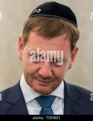 Dresden, Deutschland. 16 Juni, 2019. Michael Kretschmer (CDU), Ministerpräsident von Sachsen, trägt eine Kippa bei der feierlichen Einweihung der neuen Tora Rolle für Dresden in der Stadt Halle. Credit: Robert Michael/dpa-Zentralbild/dpa/Alamy leben Nachrichten Stockfoto