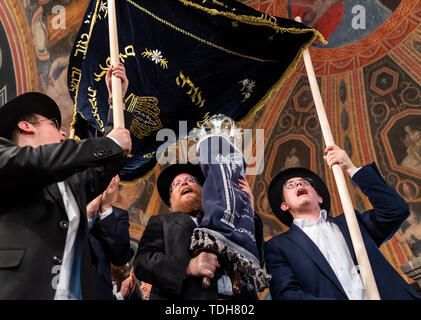 Dresden, Deutschland. 16 Juni, 2019. Rabbiner Shneor Havlin (M) und Mitglieder der jüdischen Gemeinschaft tragen die neuen Tora Rolle für Dresden vom Rathaus nach der feierlichen Einweihung. Credit: Robert Michael/dpa-Zentralbild/dpa/Alamy leben Nachrichten Stockfoto