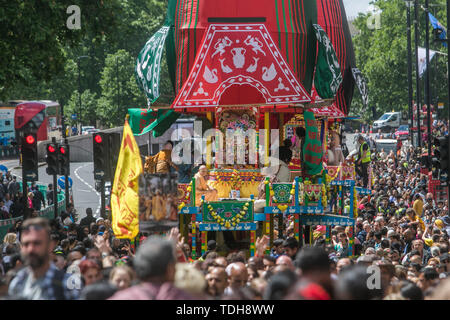 London, Großbritannien. 16. Juni 2019. Hare Krishna Anhänger ziehen drei riesige dekorierten Wagen von Hyde Park Corner zum Trafalgar Square, auch als die Wagen Festival bekannt. Die Prozession ist Abschleppen in einem ratha, eine hölzerne deula-förmige chariotdeities Jagannath (Vishnu Avatar), Balabhadra (sein Bruder), Subhadra (seine Schwester) und Sudarshana Chakra (seine Waffe) Credit: Amer ghazzal/Alamy leben Nachrichten Stockfoto