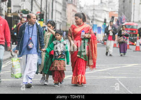 London, Großbritannien. 16. Juni 2019. Hare Krishna Anhänger und Anhänger feiern den 51. Jahrestag der Rathayatra, und die jährliche Krishna Chariot Festival auf der ganzen Welt gefeiert wird. Rathayatra - die hölzernen Wagen, die Gottheiten der Jagannatha, Balarama und Subhadra, die von Hand durch Pilger und Gläubige Credit gezogen werden: Amer ghazzal/Alamy leben Nachrichten Stockfoto