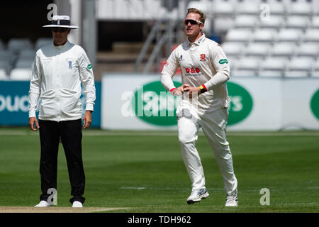 Chelmsford, Großbritannien. 16 Juni, 2019. CHELMSFORD, Großbritannien. 16 Jun, 2019. Simon Harmer von Essex Cricket Club in Aktion während des heutigen Match während Specsavers County Championship Match: bei Chelmsford Essex vs Hampshire Cricket Ground am Sonntag, Juni 16, 2019 in Chelmsford England. (Nur redaktionelle Nutzung, eine Lizenz für die gewerbliche Nutzung erforderlich. Keine Verwendung in Wetten, Spiele oder einer einzelnen Verein/Liga/player Publikationen. Credit: Taka Wu/Alamy leben Nachrichten Stockfoto