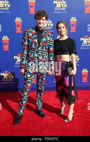 Santa Monica, Ca. 15 Juni, 2019. Brett Dier, Haley Lu Richardson, an der 2019 MTV Movie & TV Awards durch M&M'S, Mountain Dew, Taco Bell® gesponsert, und Wahrheit bei Barker Hangar in Santa Monica, Kalifornien am 15. Juni 2019. Credit: Faye Sadou/Medien Punch/Alamy leben Nachrichten Stockfoto