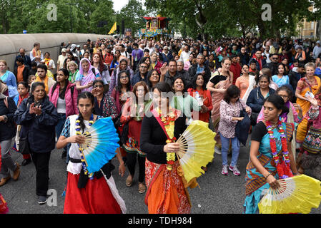 Piccadilly, London, UK. 16. Juni 2019. Die Hari Krishna Rathayatra Festival mit drei Rath Karren von Hyde Park, Trafalgar Square gezogen. Quelle: Matthew Chattle/Alamy leben Nachrichten Stockfoto