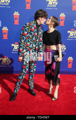 Santa Monica, Ca. 15 Juni, 2019. Brett Dier, Haley Lu Richardson, an der 2019 MTV Movie & TV Awards durch M&M'S, Mountain Dew, Taco Bell® gesponsert, und Wahrheit bei Barker Hangar in Santa Monica, Kalifornien am 15. Juni 2019. Credit: Faye Sadou/Medien Punch/Alamy leben Nachrichten Stockfoto