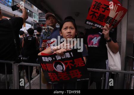 Hongkong, China. 16 Juni, 2019. Ein junger Demonstrant Anzeige eine Plakette, die liest: CARRIE LAM IST NICHT MEINE MUTTER. Tausend, tausend von HK Bürger nahmen an der zweiten Massenprotest in einer Woche anspruchsvolle Für die vollständige Rücknahme der umstrittenen Auslieferung Rechnung, fordern Rücktritt des Chief Executive Carrie Lam. Juni-16, 2019 Hong Kong. ZUMA/Liau Chung-ren Credit: Liau Chung-ren/ZUMA Draht/Alamy leben Nachrichten Stockfoto