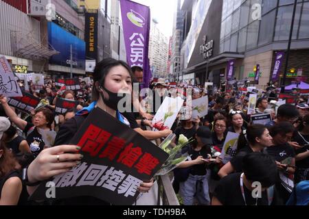 Hongkong, China. 16 Juni, 2019. Junge Frau Anzeige ein Chinesisches Plakat, die lautet: wer ist verantwortlich für die Dreharbeiten, Abheben Gebühren (heute Gebühren für die Demonstranten, die in der Juni-12 Zusammenstoß mit der Polizei beteiligt) während der zweiten Massenprotest sofortigen und vollständigen Abzug der Auslieferung Rechnung, fordern Rücktritt des Chief Executive Carrie Lam. Juni-16, 2019 Hong Kong. ZUMA/Liau Chung-ren Credit: Liau Chung-ren/ZUMA Draht/Alamy leben Nachrichten Stockfoto