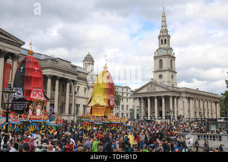 London, Großbritannien. 16. Juni 2019. Hare Krishna Pilger und Gläubige feiern den 51. Jahrestag der Rathayatra, einer Prozession durch die Londoner Trafalgar Square, die mit einem Seil ziehen die Ratha, eine hölzerne deula-förmige Wagen mit Gottheiten Jagannath (Vishnu Avatar), Balabhadra (sein Bruder), Subhadra (seine Schwester) und Sudarshana Chakra Credit: Amer ghazzal/Alamy leben Nachrichten Stockfoto