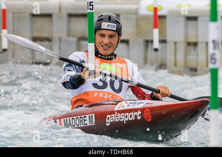 London, Großbritannien. 16. Juni 2019. Lee Valley Whitewater Center, London, England; ICF Canoe Slalom World Cup Serie; Mathurin Madore (FRA) in der Mens K1 Kajak Halbfinale Credit konkurrieren: Aktion Plus Sport Bilder/Alamy leben Nachrichten Stockfoto