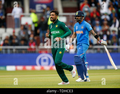 Old Trafford, Manchester, UK. 16 Juni, 2019. ICC World Cup Cricket, Indien gegen Pakistan; Mohammad Amir von Pakistan feiert, nachdem er hat Indien Kapitän Virat Kohli hinter für 77 Credit gefangen: Aktion plus Sport/Alamy leben Nachrichten Stockfoto