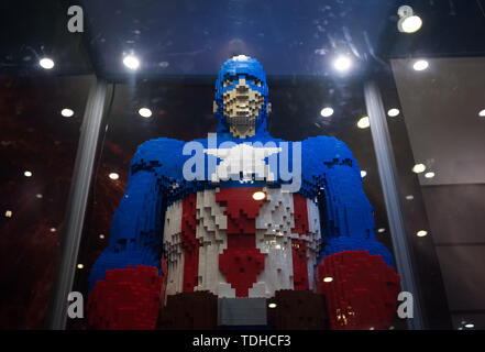 Malaga, Spanien. 16 Juni, 2019. Ein mockup von Captain America angezeigt in einer Vitrine während der Ausstellung. Der LEGO Ausstellung ist eine temporäre Ausstellung, das größte in Europa über Zahlen von LEGO, mit verschiedenen Mockups mit mehr als 5 Millionen von LEGO Stück montiert in großem Maßstab wie Titanic Schiff, Repliken der Basketballspieler, der menschliche Körper, Figuren des Films Star Wars, Marvel und andere. Credit: SOPA Images Limited/Alamy leben Nachrichten Stockfoto