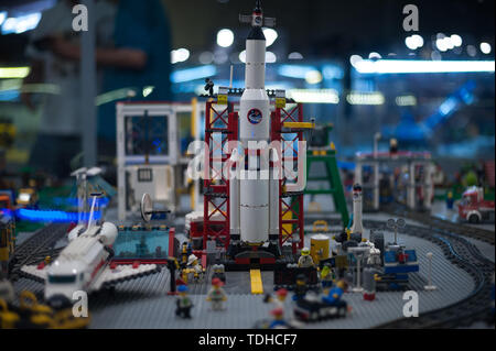 Malaga, Spanien. 16 Juni, 2019. Ein mockup einer räumlichen Station angezeigt in einer Vitrine während der Ausstellung. Der LEGO Ausstellung ist eine temporäre Ausstellung, das größte in Europa über Zahlen von LEGO, mit verschiedenen Mockups mit mehr als 5 Millionen von LEGO Stück montiert in großem Maßstab wie Titanic Schiff, Repliken der Basketballspieler, der menschliche Körper, Figuren des Films Star Wars, Marvel und andere. Credit: SOPA Images Limited/Alamy leben Nachrichten Stockfoto