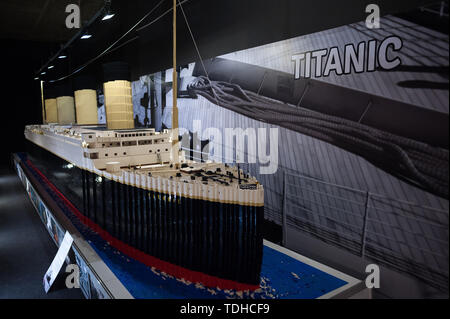 Malaga, Spanien. 16 Juni, 2019. Ein großes Modell der "Titanic" Schiff angezeigt in einer Vitrine während der Ausstellung. Der LEGO Ausstellung ist eine temporäre Ausstellung, das größte in Europa über Zahlen von LEGO, mit verschiedenen Mockups mit mehr als 5 Millionen von LEGO Stück montiert in großem Maßstab wie Titanic Schiff, Repliken der Basketballspieler, der menschliche Körper, Figuren des Films Star Wars, Marvel und andere. Credit: SOPA Images Limited/Alamy leben Nachrichten Stockfoto