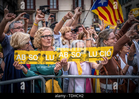 Barcelona, Spanien. 15 Juni, 2019. Die Demonstranten setzen Gesten während Plakate und eine Flagge während der Demonstration. Ada Colau war als Bürgermeister in was Ihre zweite Amtszeit an der Spitze der Stadtverwaltung von Barcelona wird erneuert. Die amtseinführung Sitzung mit den Protesten gegen den kommunalen Ausschuss übergeben durch Anhänger der Unabhängigkeit Kataloniens, der für die Freigabe der ehemalige Innenminister Joaquim Forn bitten. Credit: SOPA Images Limited/Alamy leben Nachrichten Stockfoto