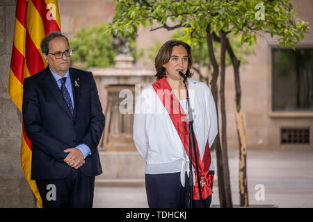 Barcelona, Spanien. 15 Juni, 2019. Ada Colau neben Präsident Quim Torra spricht während der amtseinführung Sitzung. Ada Colau war als Bürgermeister in was Ihre zweite Amtszeit an der Spitze der Stadtverwaltung von Barcelona wird erneuert. Die Einsetzung der neuen Mitglieder der Stadtverwaltung von Barcelona fand am 15. Juni 2019. Credit: SOPA Images Limited/Alamy leben Nachrichten Stockfoto