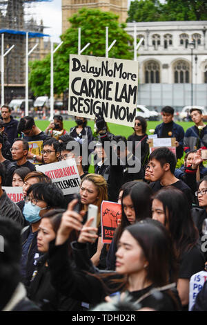 London, Großbritannien. 16. Juni 2019. Die Menschen in Hongkong leben in Großbritannien Bühne ein Protest im Parlament Platz den Rücktritt von Hong Kong Chief Executive Carrie Lam und ein Ende der Gewalt gegen die Menschen in Hongkong die Polizei. In Hongkong selbst, in schwarz gekleideten Demonstranten fordern einen vollständigen Rückzug der China Auslieferungsrecht. Carrie Lam, kündigte eine unbestimmte Halt zum Gesetzentwurf, damit Bewohner und Besucher in der Chinesischen Kommunistischen gesendet werden - gesteuert. Credit: Stephen Chung/Alamy leben Nachrichten Stockfoto