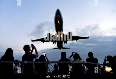 Von Taipeh, Taiwan. 16 Juni, 2019. Anwohner und Touristen beobachten ein Flugzeug in der Nähe von Taipei Songshan Airport in Taipei, Südosten Chinas Taiwan, 16. Juni 2019. Credit: Zhu Xiang/Xinhua/Alamy leben Nachrichten Stockfoto