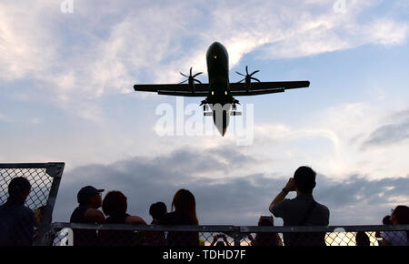 Von Taipeh, Taiwan. 16 Juni, 2019. Anwohner und Touristen beobachten ein Flugzeug in der Nähe von Taipei Songshan Airport in Taipei, Südosten Chinas Taiwan, 16. Juni 2019. Credit: Zhu Xiang/Xinhua/Alamy leben Nachrichten Stockfoto