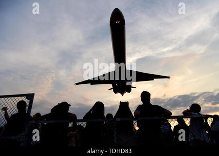 Von Taipeh, Taiwan. 16 Juni, 2019. Anwohner und Touristen beobachten ein Flugzeug in der Nähe von Taipei Songshan Airport in Taipei, Südosten Chinas Taiwan, 16. Juni 2019. Credit: Zhu Xiang/Xinhua/Alamy leben Nachrichten Stockfoto