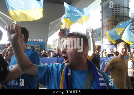 Kiew, Ukraine. 16 Juni, 2019. Fans feiern als Ukrainische Nationalspieler auf die boryspil International Airport in der Nähe von Kiew, Ukraine ankommen, am 16. Juni 2019. Ukraine gewannen ihre ersten FIFA U-20 WM-Titel nach dem Sieg gegen Südkorea 3 '' "1 in der Endrunde in Lodz, Polen, am 15. Juni 2019. Credit: Serg Glovny/ZUMA Draht/Alamy leben Nachrichten Stockfoto