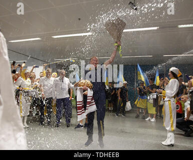 Kiew, Ukraine. 16 Juni, 2019. Ukraine Trainer Oleksandr Petrakov reagiert, als die ukrainische Nationalmannschaft zu den Internationalen Flughafen Boryspil in der Nähe von Kiew, Ukraine, Ankommen am 16. Juni 2019. Ukraine gewannen ihre ersten FIFA U-20 WM-Titel nach dem Sieg gegen Südkorea 3 '' "1 in der Endrunde in Lodz, Polen, am 15. Juni 2019. Credit: Serg Glovny/ZUMA Draht/Alamy leben Nachrichten Stockfoto