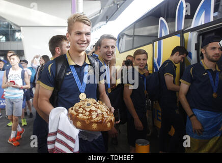 Kiew, Ukraine. 16 Juni, 2019. Der ukrainische Nationalspieler feiern, nachdem sie an den Internationalen Flughafen Boryspil in der Nähe von Kiew, Ukraine ankommen, am 16. Juni 2019. Ukraine gewannen ihre ersten FIFA U-20 WM-Titel nach dem Sieg gegen Südkorea 3 '' "1 in der Endrunde in Lodz, Polen, am 15. Juni 2019. Credit: Serg Glovny/ZUMA Draht/Alamy leben Nachrichten Stockfoto