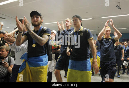 Kiew, Ukraine. 16 Juni, 2019. Der ukrainische Nationalspieler grüße Fans, nachdem sie an den Internationalen Flughafen Boryspil in der Nähe von Kiew, Ukraine ankommen, am 16. Juni 2019. Ukraine gewannen ihre ersten FIFA U-20 WM-Titel nach dem Sieg gegen Südkorea 3 '' "1 in der Endrunde in Lodz, Polen, am 15. Juni 2019. Credit: Serg Glovny/ZUMA Draht/Alamy leben Nachrichten Stockfoto