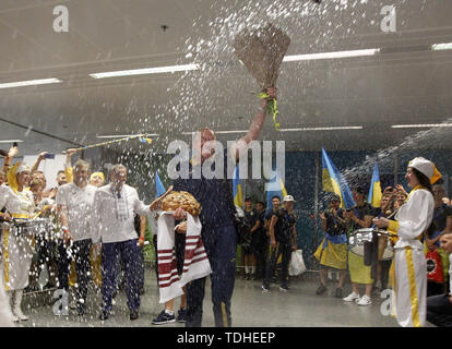 Kiew, Ukraine. 16 Juni, 2019. Ukraine Trainer Oleksandr Petrakov reagiert, als die ukrainische Nationalmannschaft zu den Internationalen Flughafen Boryspil in der Nähe von Kiew, Ukraine, Ankommen am 16. Juni 2019. Ukraine gewannen ihre ersten FIFA U-20 WM-Titel nach dem Sieg gegen Südkorea 3 '' "1 in der Endrunde in Lodz, Polen, am 15. Juni 2019. Credit: Serg Glovny/ZUMA Draht/Alamy leben Nachrichten Stockfoto