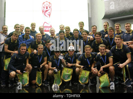 Kiew, Ukraine. 16 Juni, 2019. Der ukrainische Nationalspieler posiert für ein Foto mit der Schale in Kiew, Ukraine, am 16. Juni 2019. Ukraine gewannen ihre ersten FIFA U-20 WM-Titel nach dem Sieg gegen Südkorea 3 '' "1 in der Endrunde in Lodz, Polen, am 15. Juni 2019. Credit: Serg Glovny/ZUMA Draht/Alamy leben Nachrichten Stockfoto