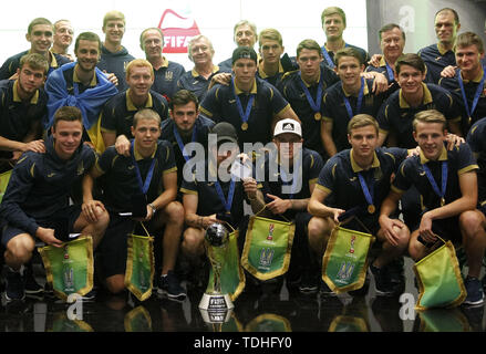 Kiew, Ukraine. 16 Juni, 2019. Der ukrainische Nationalspieler posiert für ein Foto mit der Schale in Kiew, Ukraine, am 16. Juni 2019. Ukraine gewannen ihre ersten FIFA U-20 WM-Titel nach dem Sieg gegen Südkorea 3 '' "1 in der Endrunde in Lodz, Polen, am 15. Juni 2019. Credit: Serg Glovny/ZUMA Draht/Alamy leben Nachrichten Stockfoto