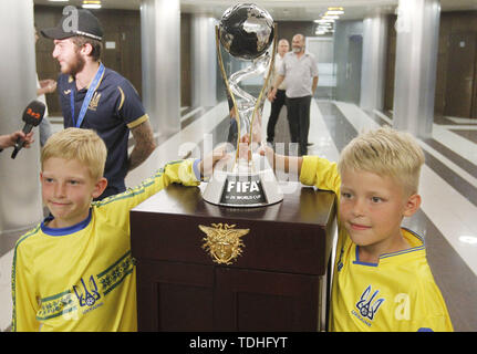 Kiew, Ukraine. 16 Juni, 2019. Kinder posieren für ein Foto mit der FIFA U-20-Weltmeisterschaft in Kiew, Ukraine, am 16. Juni 2019. Ukraine gewannen ihre ersten FIFA U-20 WM-Titel nach dem Sieg gegen Südkorea 3 '' "1 in der Endrunde in Lodz, Polen, am 15. Juni 2019. Credit: Serg Glovny/ZUMA Draht/Alamy leben Nachrichten Stockfoto