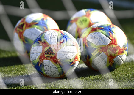 Reggio Emilia, Italien. 16 Juni, 2019. Offizielle Bälle für die UEFA U-21 Europameisterschaft Match zwischen Polen U-21 v Belgien U-21 an Stadio Cittˆ del Tricolore, Reggio Emila, Italien am 16. Juni 2019. Credit: Giuseppe Maffia/Alamy leben Nachrichten Stockfoto