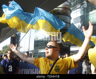 Kiew, Ukraine. 16 Juni, 2019. Fans feiern nach der Ankunft der ukrainischen Nationalmannschaft an Internationalen Flughafen Boryspil in der Nähe von Kiew, Ukraine, am 16. Juni 2019. Ukraine gewannen ihre ersten FIFA U-20 WM-Titel nach dem Sieg gegen Südkorea 3 '' "1 in der Endrunde in Lodz, Polen, am 15. Juni 2019. Credit: Serg Glovny/ZUMA Draht/Alamy leben Nachrichten Stockfoto