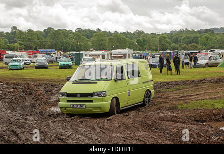 Bristol, UK. 14 Juni, 2019. 16. Juni 2019: Reisemobile durch die Schlammigen Felder, wie sie das Bristol Volksfest Festival in Long Ashton in der Nähe von Bristol dieses Wochenende verlassen. Credit: Phil Rees/Alamy leben Nachrichten Stockfoto