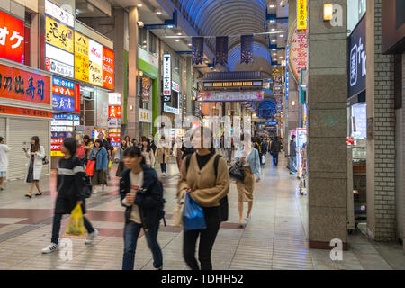 Blick auf hapina Nakakecho Einkaufspassage, einer beliebten Einkaufsstraße, in Sendai, Miyagi, Japan Stockfoto