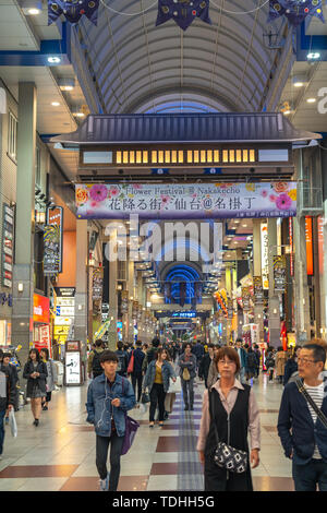 Blick auf hapina Nakakecho Einkaufspassage, einer beliebten Einkaufsstraße, in Sendai, Miyagi, Japan Stockfoto