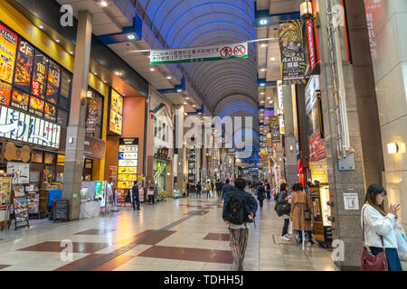 Blick auf hapina Nakakecho Einkaufspassage, einer beliebten Einkaufsstraße, in Sendai, Miyagi, Japan Stockfoto