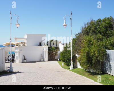 Weißen Gebäuden der Afrikanischen touristischen Gegend in der Nähe von Höhlen von Hercules in Marokko mit klaren blauen Himmel in 2019 warmen sonnigen Sommertag im April. Stockfoto